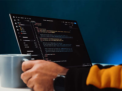 天天影院读图小手势：盯标题是不是先给答案，立刻把轴线读完整（像换句话说）